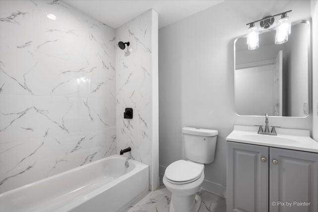18172 W Twin Lakes Boulevard, Grayslake, IL 60030