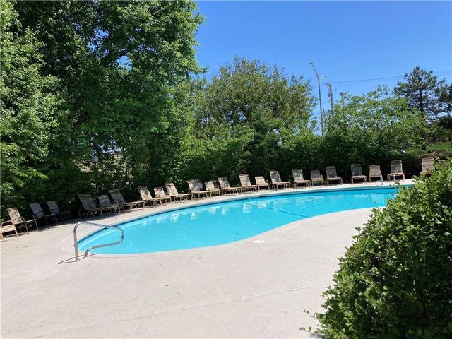 12702 W 110th Terrace, Overland Park, KS 66210