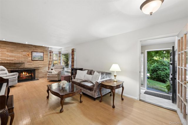 21 Woodridge Lane, Sea Cliff, NY 11579