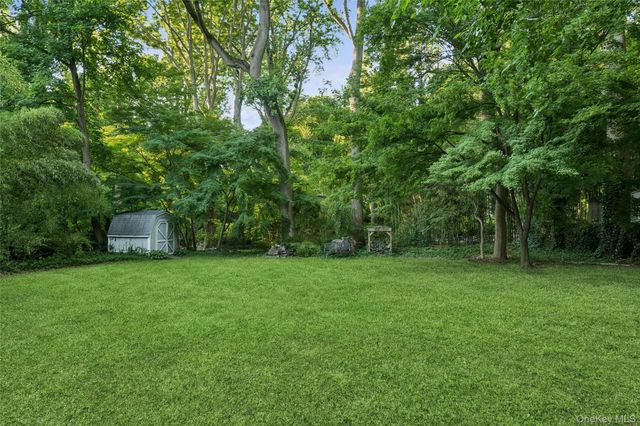 21 Woodridge Lane, Sea Cliff, NY 11579