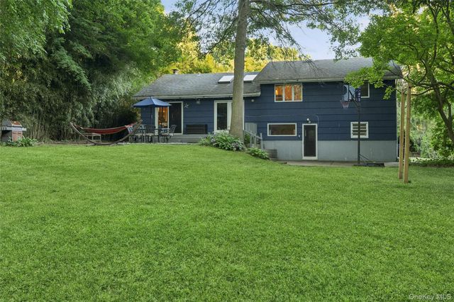 21 Woodridge Lane, Sea Cliff, NY 11579