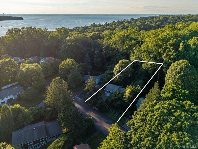 21 Woodridge Lane, Sea Cliff, NY 11579
