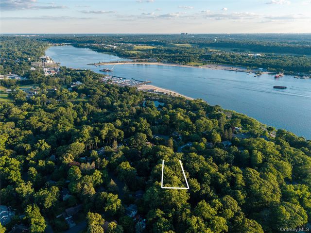 21 Woodridge Lane, Sea Cliff, NY 11579
