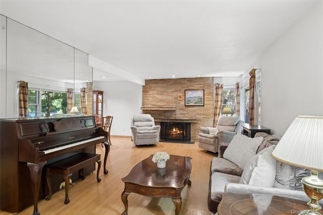21 Woodridge Lane, Sea Cliff, NY 11579