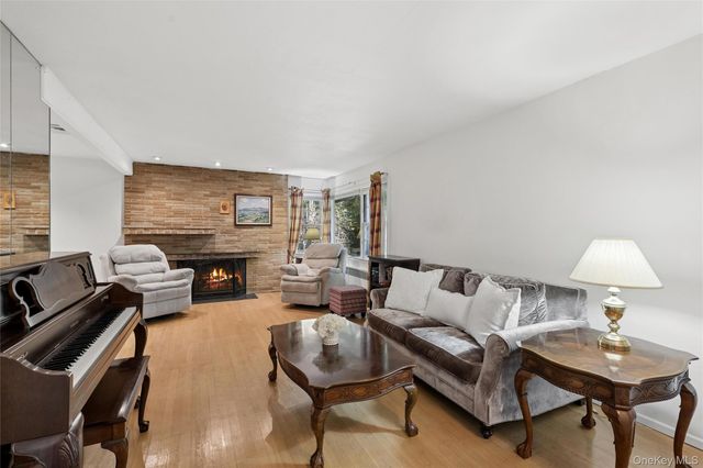 21 Woodridge Lane, Sea Cliff, NY 11579