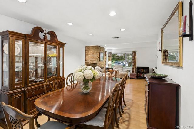 21 Woodridge Lane, Sea Cliff, NY 11579
