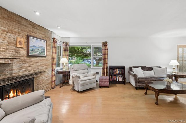 21 Woodridge Lane, Sea Cliff, NY 11579