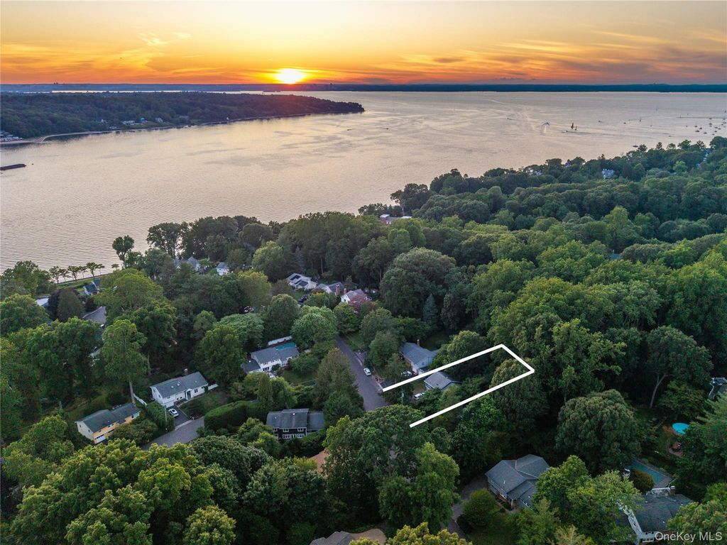 21 Woodridge Lane, Sea Cliff, NY 11579