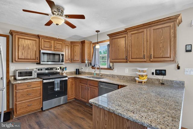 225 N GRANT RD, Thomasville, PA 17364