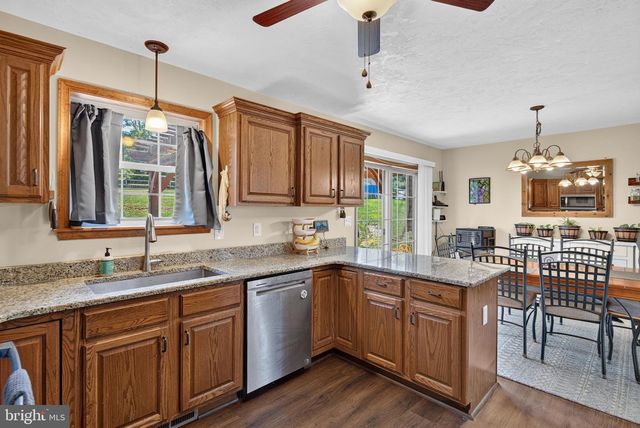 225 N GRANT RD, Thomasville, PA 17364