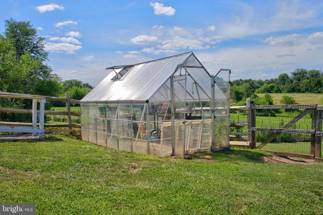 225 N GRANT RD, Thomasville, PA 17364