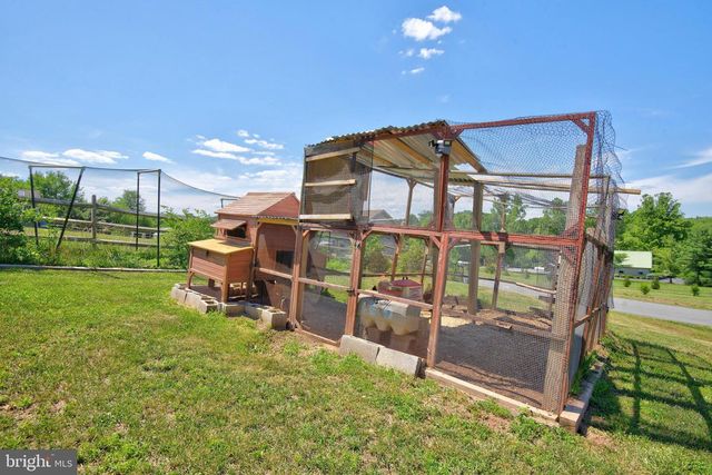 225 N GRANT RD, Thomasville, PA 17364
