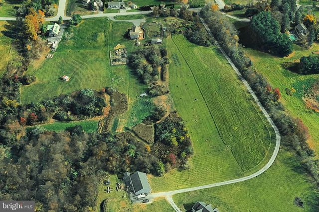 225 N GRANT RD, Thomasville, PA 17364