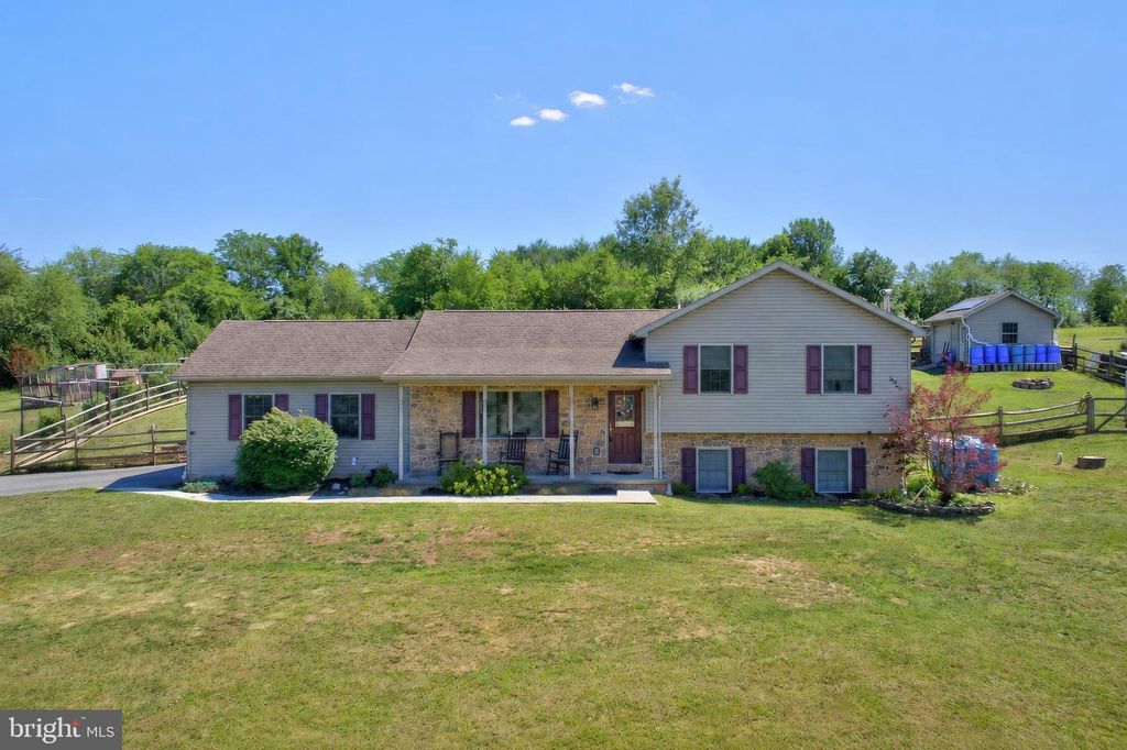 225 N GRANT RD, Thomasville, PA 17364