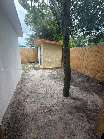 2002 NW 87th St, Miami, FL 33147