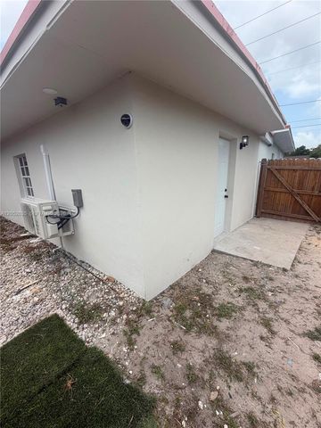 2002 NW 87th St, Miami, FL 33147