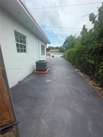 2002 NW 87th St, Miami, FL 33147