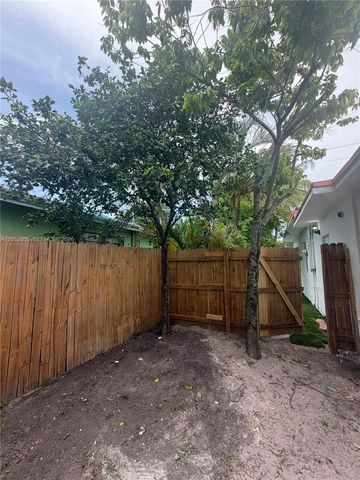 2002 NW 87th St, Miami, FL 33147