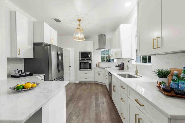 201 Timpanagos DR, Lakeway, TX 78734