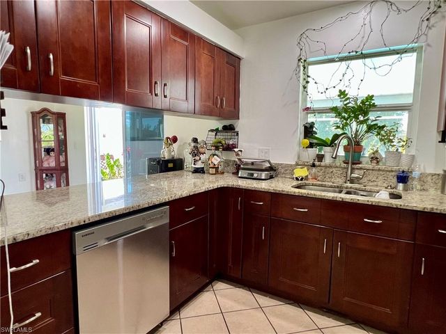 702 SW 25th ST, Cape Coral, FL 33914