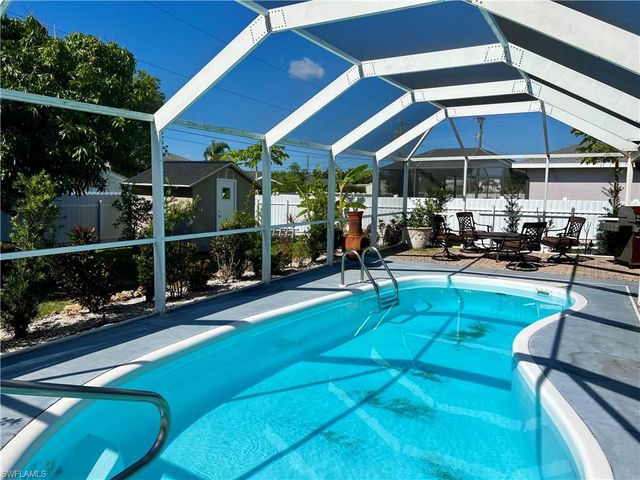 702 SW 25th ST, Cape Coral, FL 33914