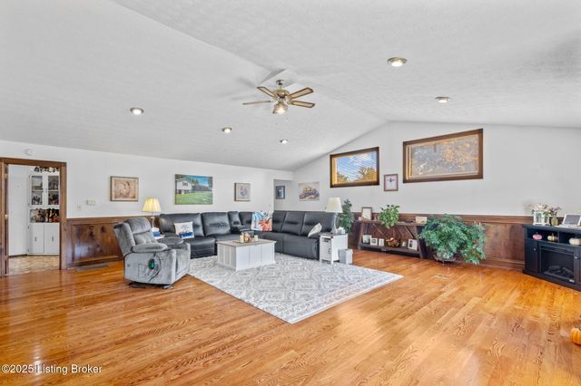 200 Nat Rogers Rd, New Haven, KY 40051