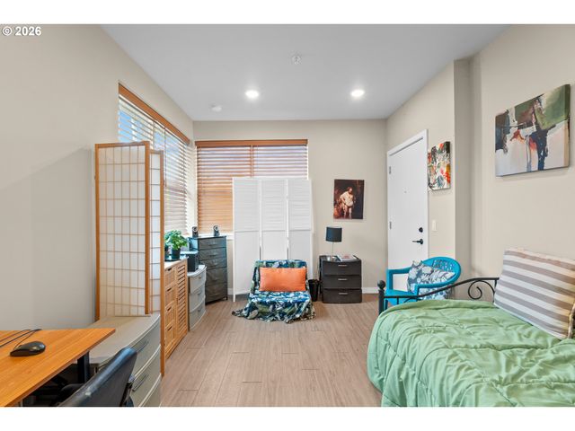 1801 N ROSA PARKS Way 102, Portland, OR 97217