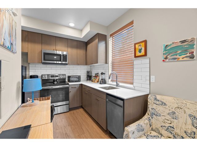 1801 N ROSA PARKS Way 102, Portland, OR 97217