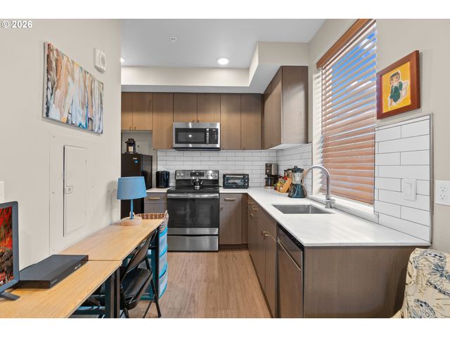 1801 N ROSA PARKS Way 102, Portland, OR 97217