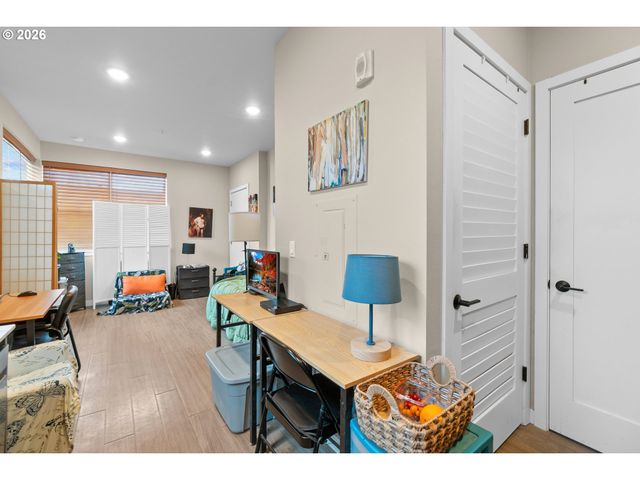 1801 N ROSA PARKS Way 102, Portland, OR 97217