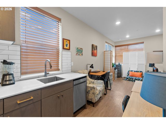 1801 N ROSA PARKS Way 102, Portland, OR 97217