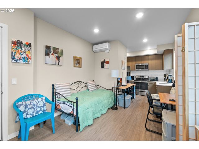 1801 N ROSA PARKS Way 102, Portland, OR 97217