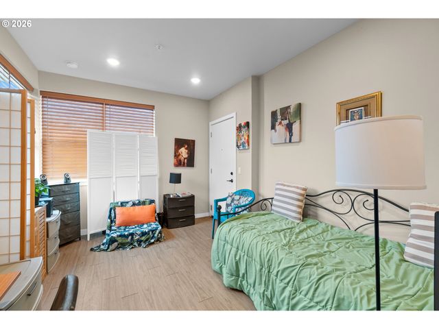 1801 N ROSA PARKS Way 102, Portland, OR 97217