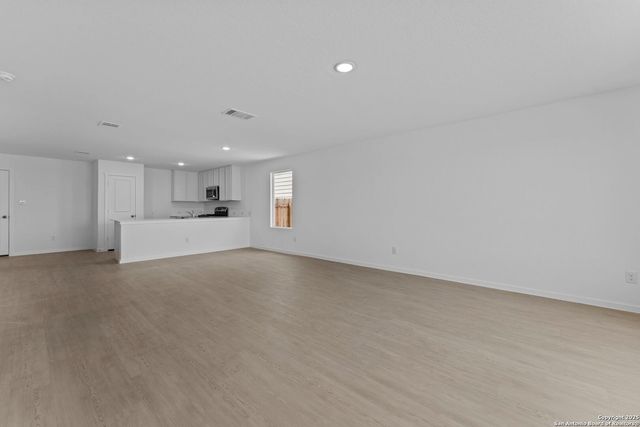 120 Autumn Trail, Floresville, TX 78114