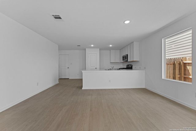 120 Autumn Trail, Floresville, TX 78114