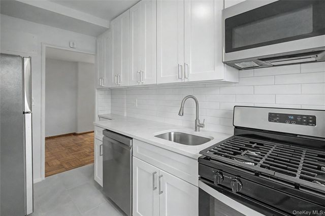 21-85 34th Ave 3B, Astoria, NY 11106