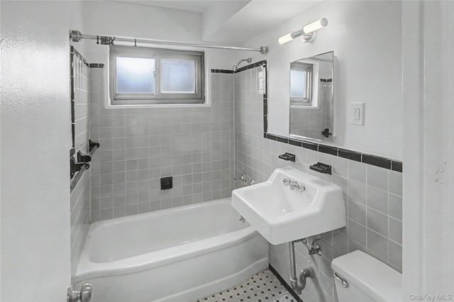 21-85 34th Ave 3B, Astoria, NY 11106