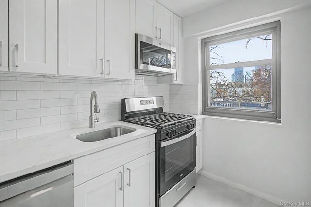 21-85 34th Ave 3B, Astoria, NY 11106