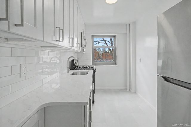 21-85 34th Ave 3B, Astoria, NY 11106