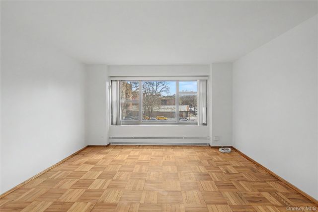 21-85 34th Ave 3B, Astoria, NY 11106