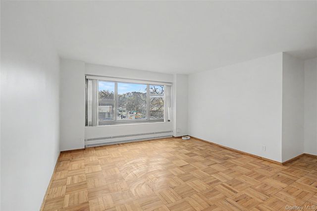 21-85 34th Ave 3B, Astoria, NY 11106