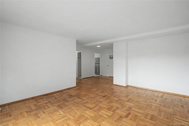 21-85 34th Ave 3B, Astoria, NY 11106