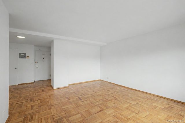 21-85 34th Ave 3B, Astoria, NY 11106