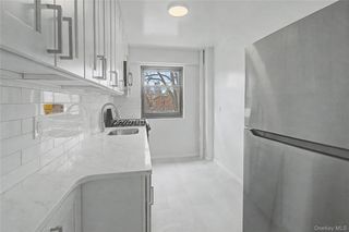 21-85 34th Ave 3B, Astoria, NY 11106