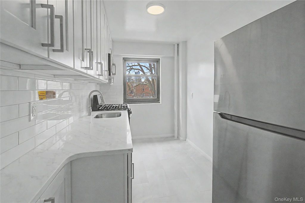 21-85 34th Ave 3B, Astoria, NY 11106