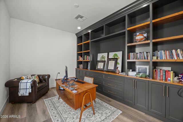 713 E KACHINA Trail, Phoenix, AZ 85042