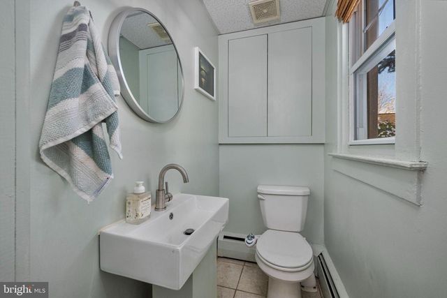 19 E 2ND AVE, Lititz, PA 17543