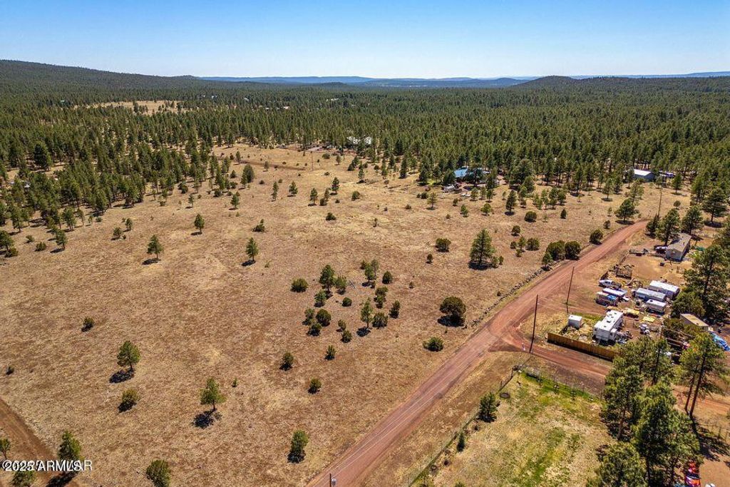 Image 9 of property listing at 9321 MOUNTAIN MEADOW Lane -, Lakeside, AZ 85929