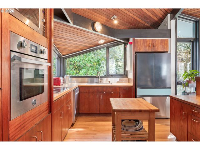 2630 CRESTA DE RUTA St, Eugene, OR 97403