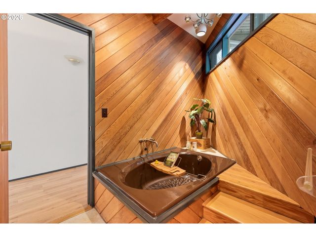 2630 CRESTA DE RUTA St, Eugene, OR 97403